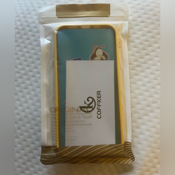 iPhone 15 pro max yellow case NEW in packaging never used - Picture 2 of 7